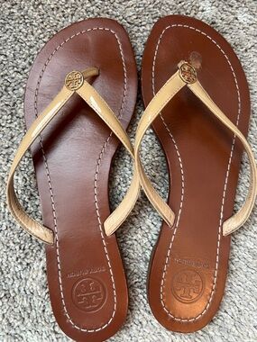 Tory Burch Beige Leather Logo Thong Sandals on Brown Footbed